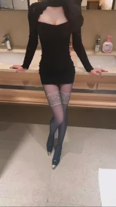 小妈感满满的骚货，包臀连衣裙加黑丝高跟鞋人妻感拉满，爆操后妈肉臀